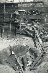 818442 Afbeelding van een deel van het landingsgestel van de tijdens de 2e Wereldoorlog boven de wijk Wittevrouwen ...